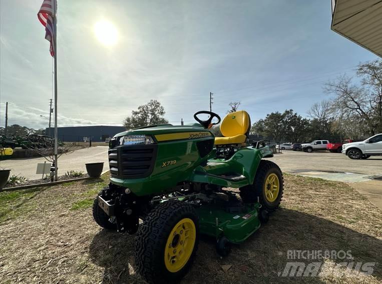 John Deere X739 Kompaktie traktori