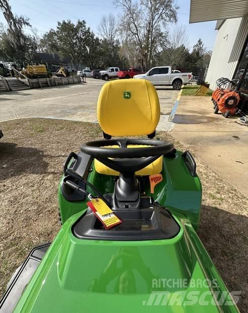 John Deere X739 Kompaktie traktori