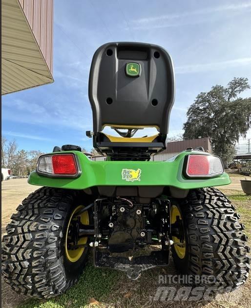 John Deere X739 Kompaktie traktori