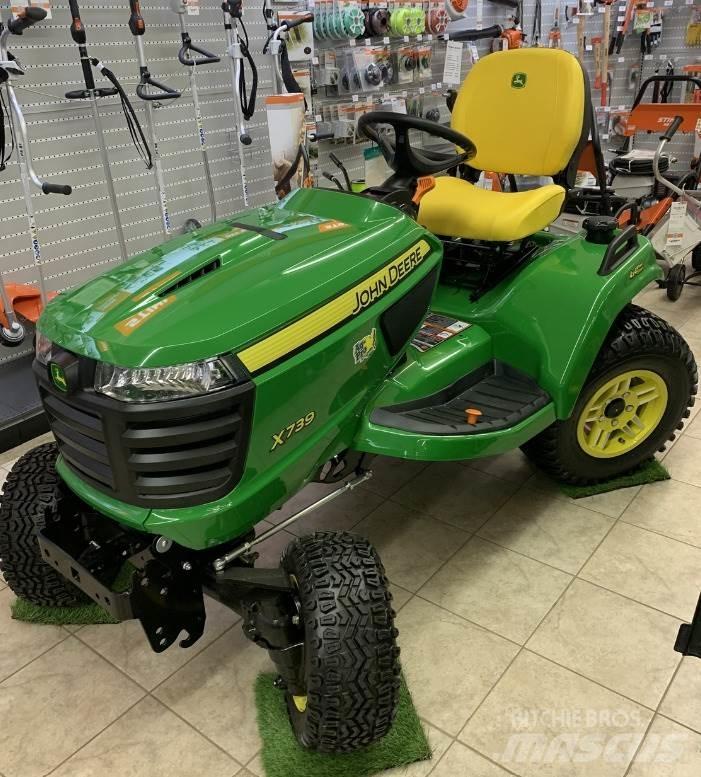 John Deere X739 Kompaktie traktori