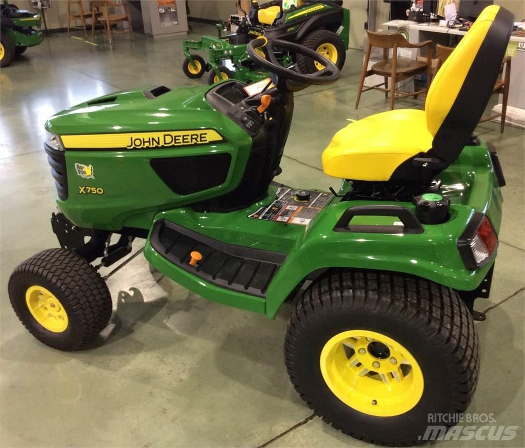 John Deere X750 Kompaktie traktori