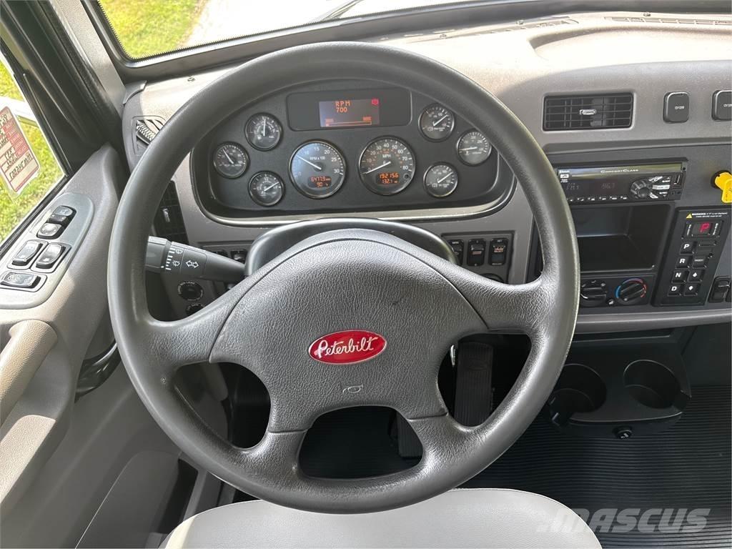 Peterbilt 337 Šasija ar kabīni