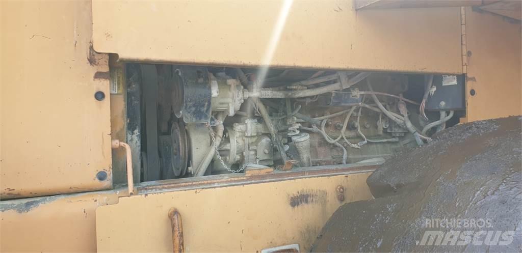 CASE 921 B Iekrāvēji uz riteņiem