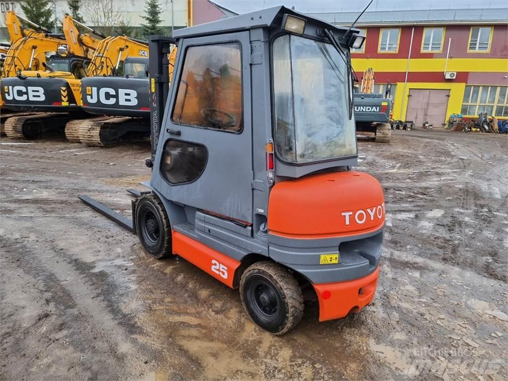 Toyota FD25 Tehnika ar dīzeļa dzinēju