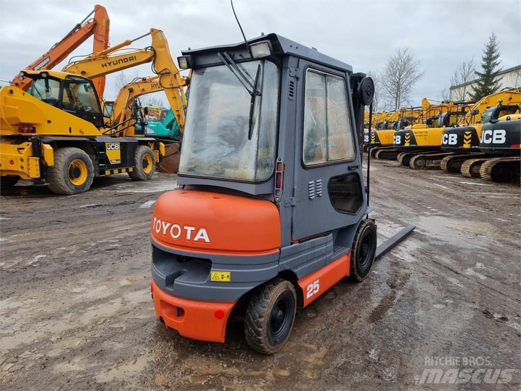 Toyota FD25 Tehnika ar dīzeļa dzinēju