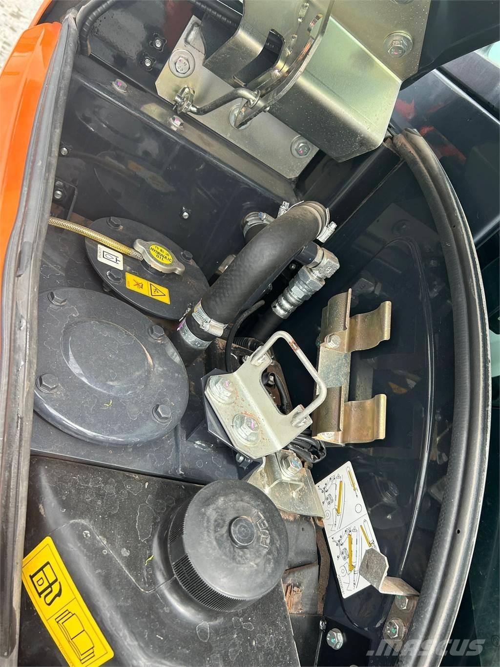 Hitachi ZX38U-6 Kāpurķēžu ekskavatori