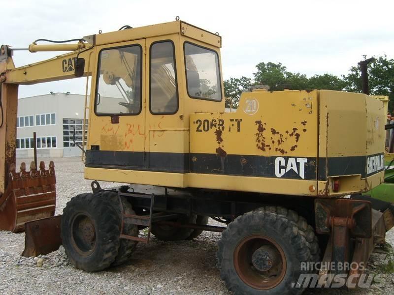 CAT 206 BFT Ekskavatori uz riteņiem