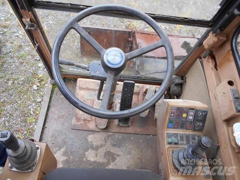 CAT 212B FT Ekskavatori uz riteņiem
