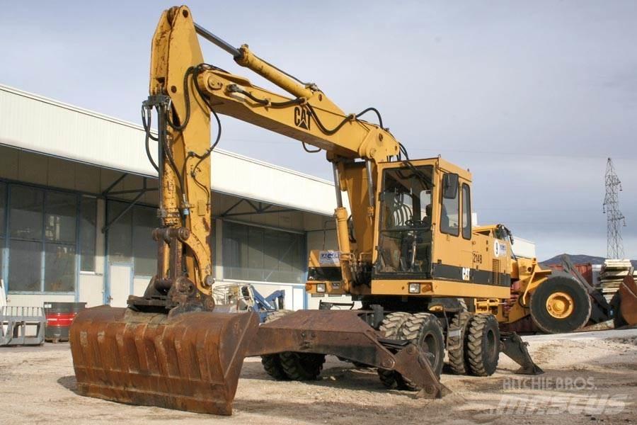 CAT 214B Ekskavatori uz riteņiem