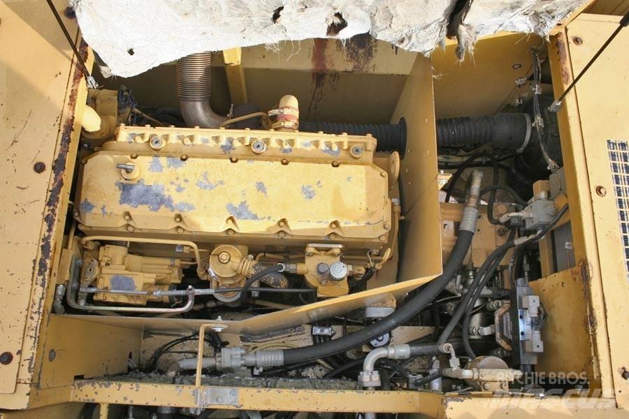 CAT 214B Ekskavatori uz riteņiem