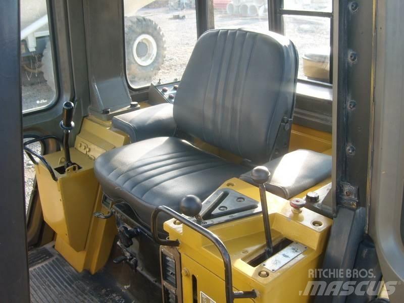 CAT 943 Kāpurķēžu iekrāvēji