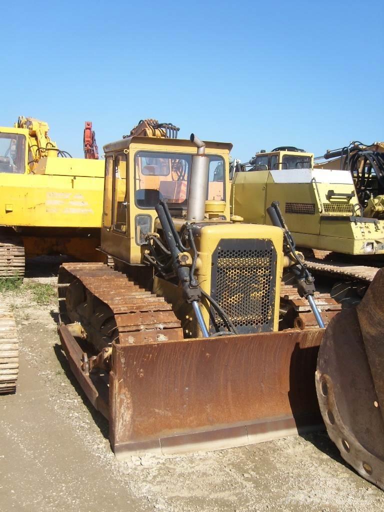 CAT D4 Kāpurķēžu buldozeri