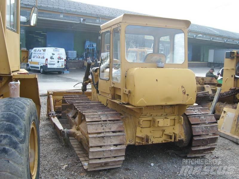 CAT D4 Kāpurķēžu buldozeri