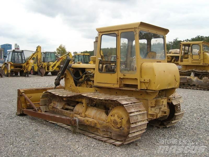 CAT D4 Kāpurķēžu buldozeri