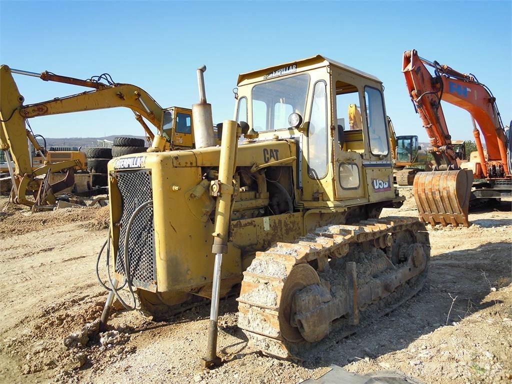 CAT D5B Kāpurķēžu buldozeri