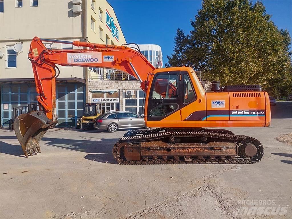 Doosan SOLAR 225NLC-V Kāpurķēžu ekskavatori
