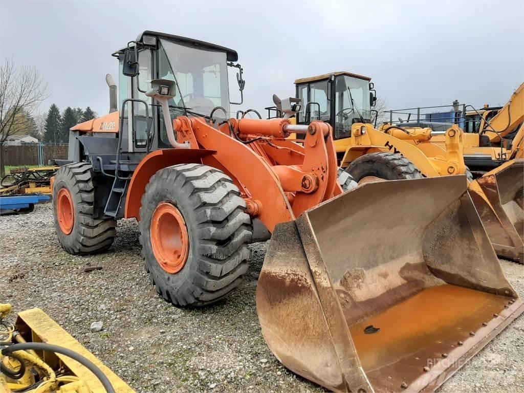 Hitachi ZW220 Iekrāvēji uz riteņiem