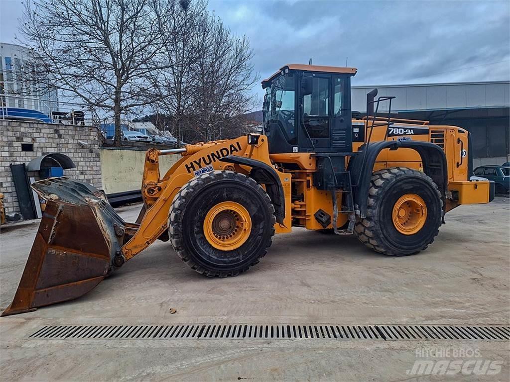 Hyundai HL780-9A Iekrāvēji uz riteņiem