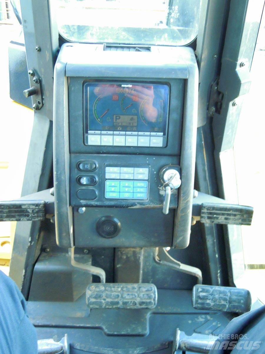 Komatsu D155AX-6 Kāpurķēžu buldozeri