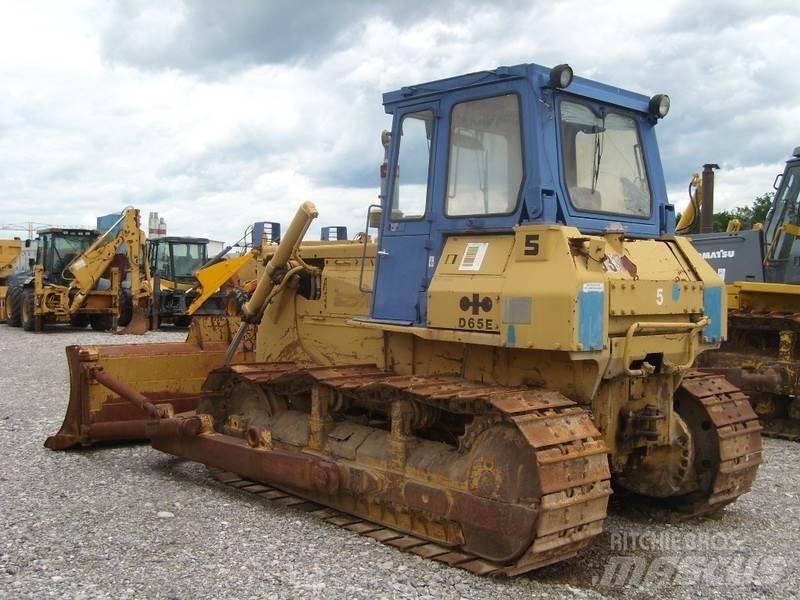 Komatsu D65E-8 Kāpurķēžu buldozeri