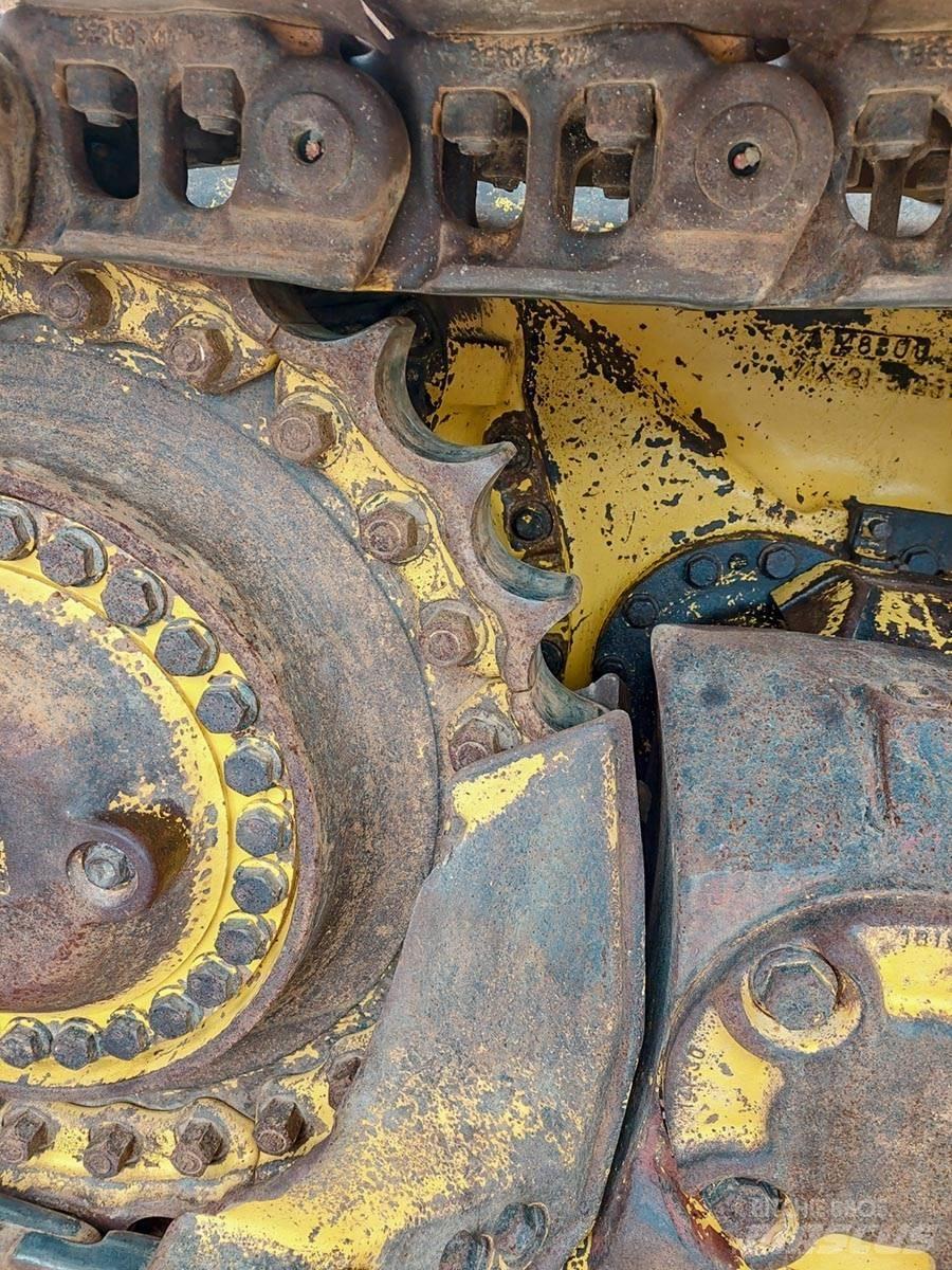 Komatsu D65PX-17 Kāpurķēžu buldozeri