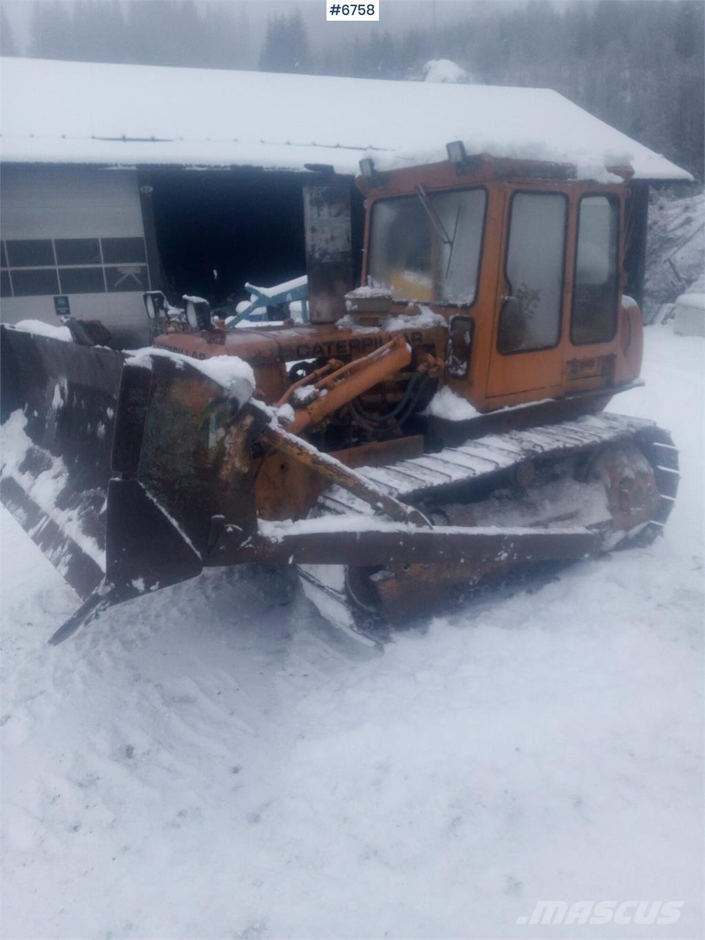 CAT D4 Kāpurķēžu buldozeri