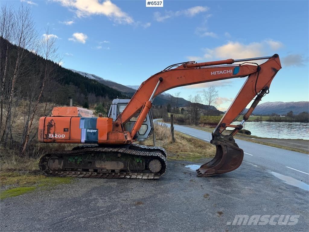Hitachi EX 200-2. Kāpurķēžu ekskavatori