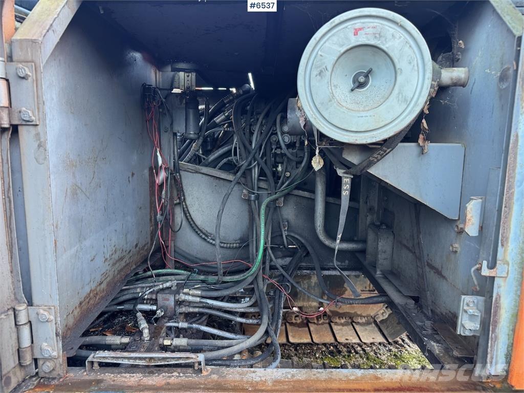 Hitachi EX 200-2. Kāpurķēžu ekskavatori