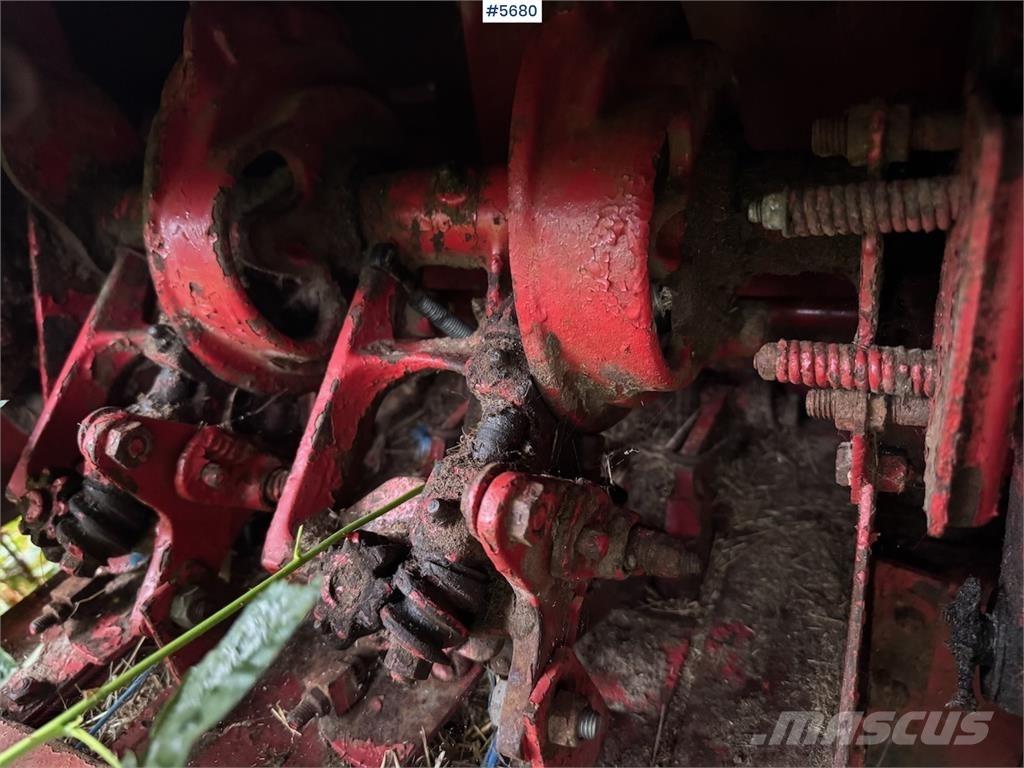 New Holland 268 Cita ražas novākšanas tehnika
