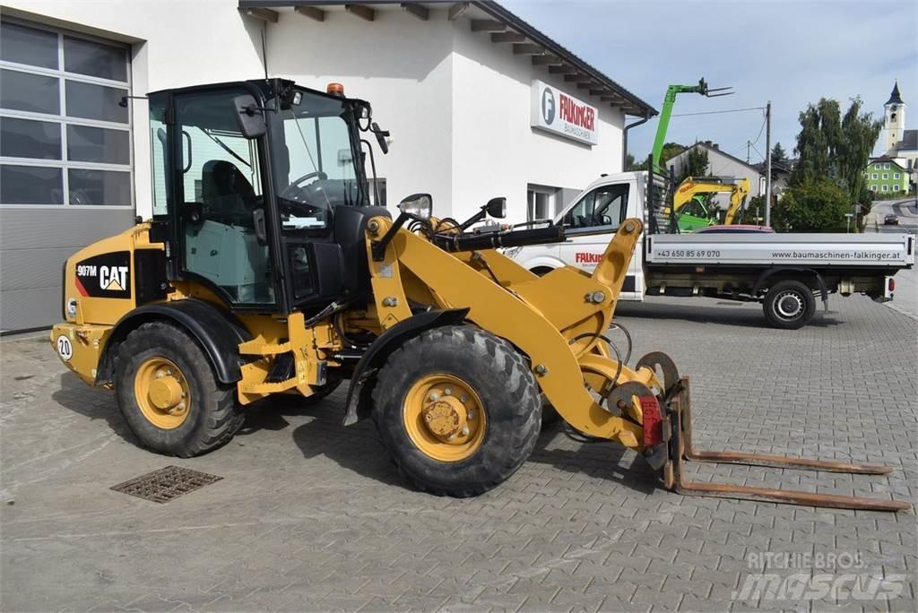 CAT 907M Iekrāvēji uz riteņiem