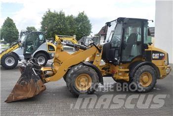 CAT 907M Iekrāvēji uz riteņiem