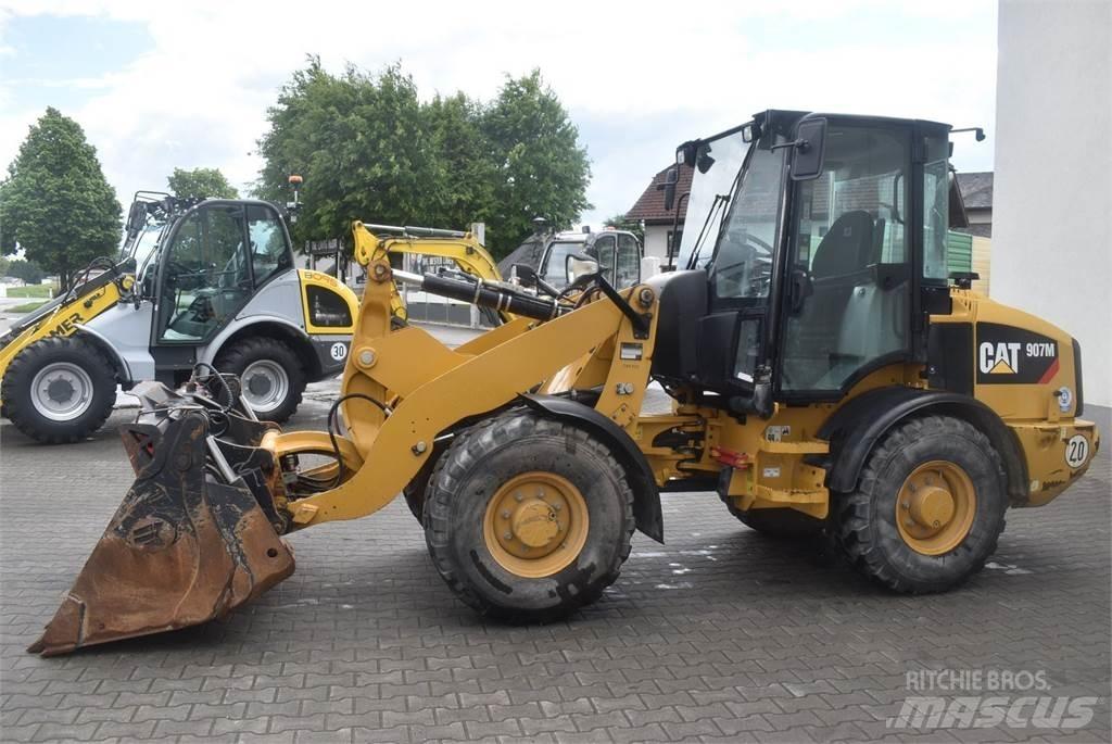 CAT 907M Iekrāvēji uz riteņiem