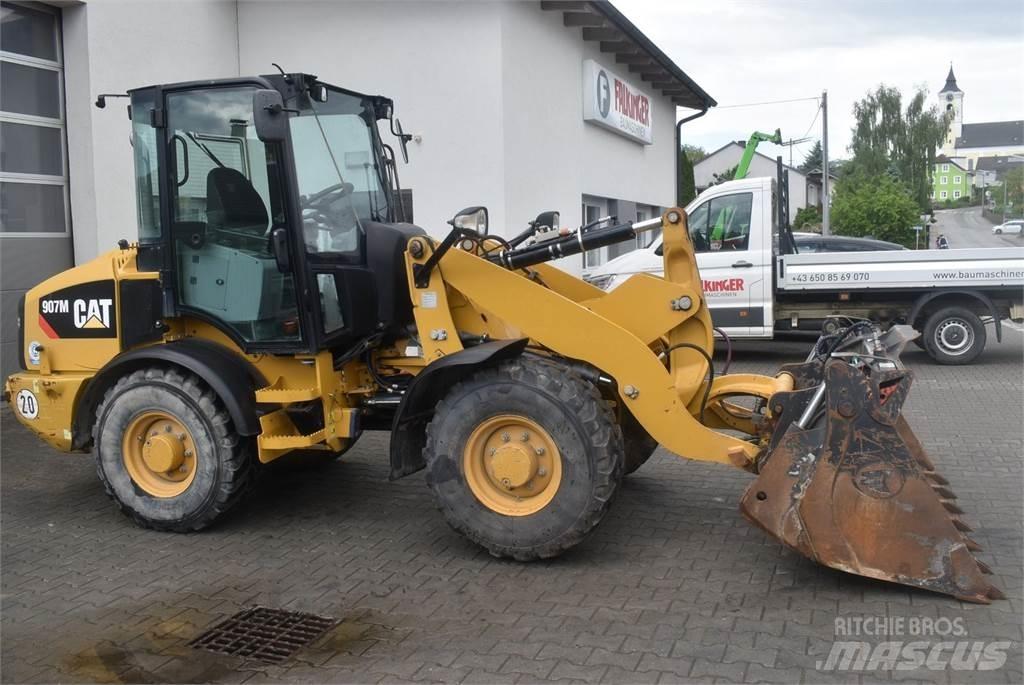 CAT 907M Iekrāvēji uz riteņiem
