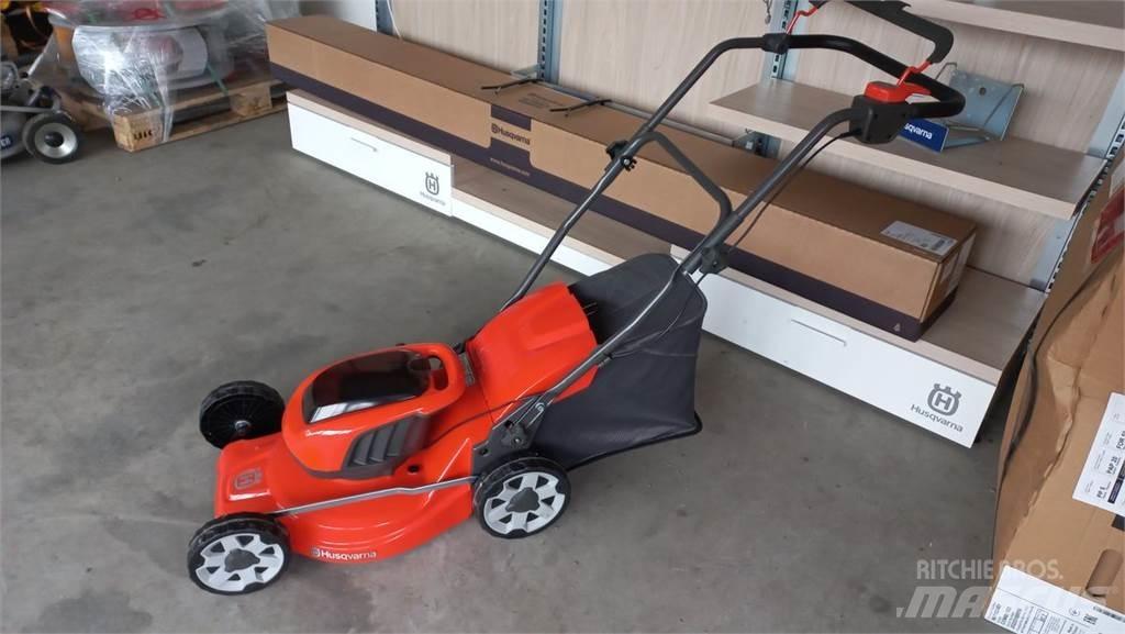 Husqvarna LC 137i Mauriņa traktors