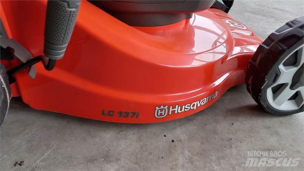 Husqvarna LC 137i Mauriņa traktors