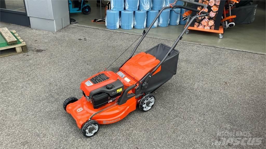Husqvarna LC 247S Mauriņa traktors
