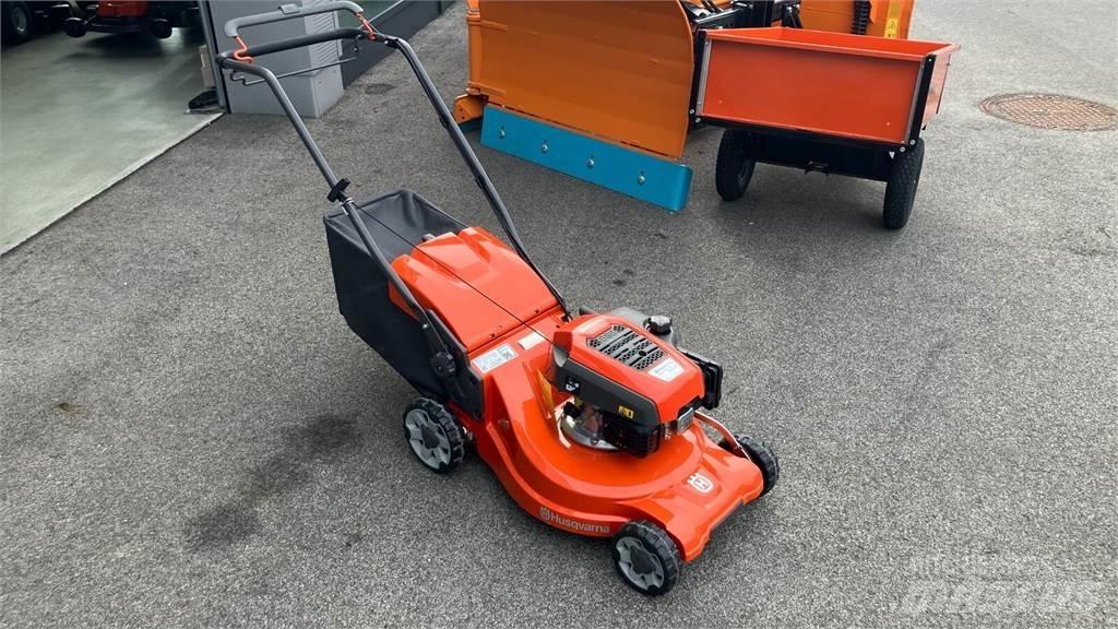 Husqvarna LC 247S Mauriņa traktors