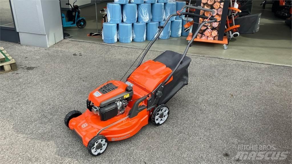 Husqvarna LC 253S Mauriņa traktors