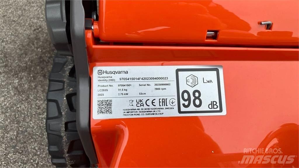 Husqvarna LC 253S Mauriņa traktors