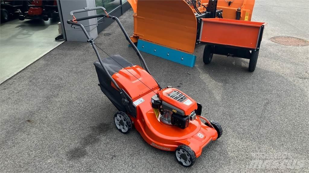Husqvarna LC 253S Mauriņa traktors