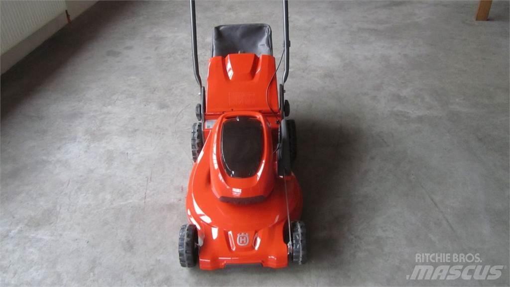Husqvarna LC 347iVX Mauriņa traktors