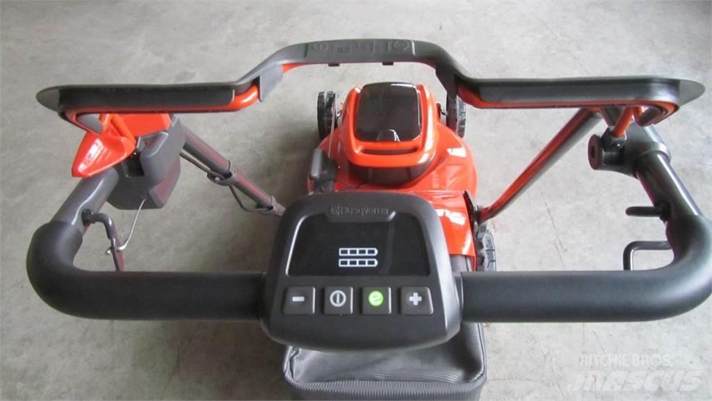 Husqvarna LC 347iVX Mauriņa traktors