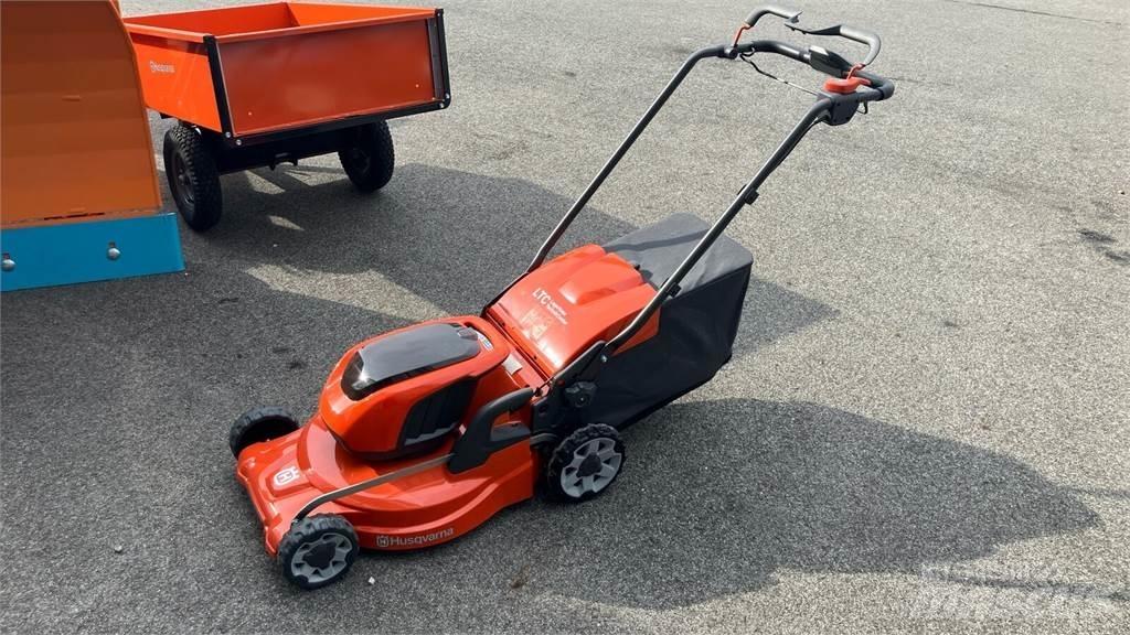 Husqvarna LC 347iVX Mauriņa traktors