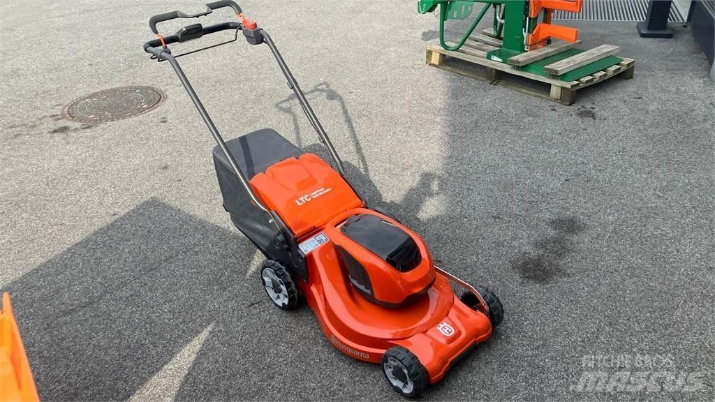 Husqvarna LC 347iVX Mauriņa traktors