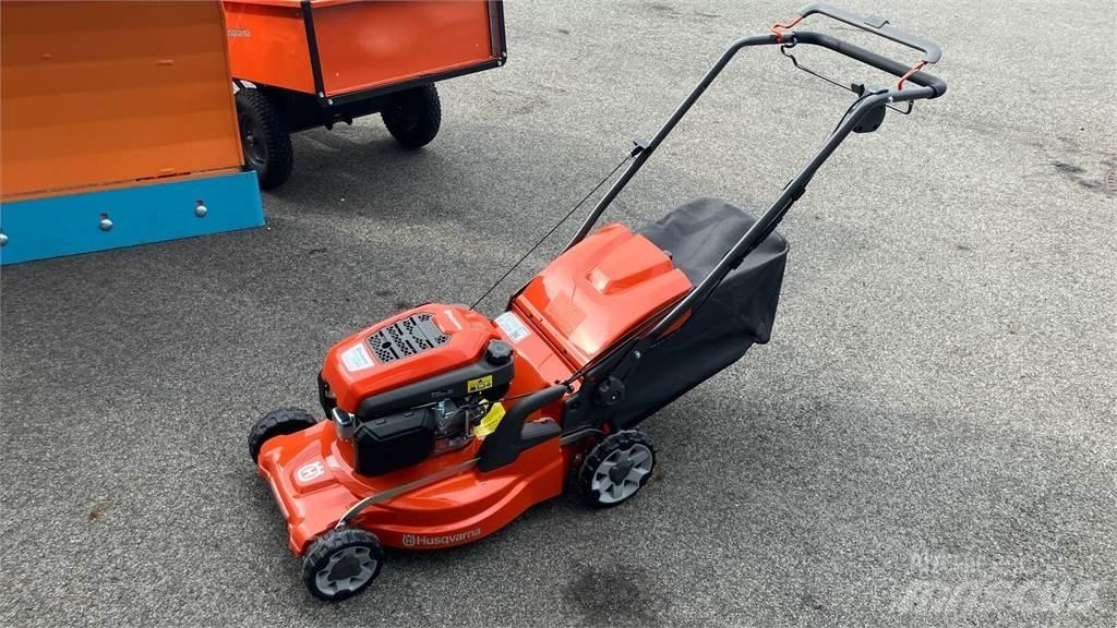 Husqvarna LC 347V Mauriņa traktors