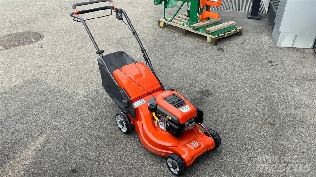 Husqvarna LC 347V Mauriņa traktors