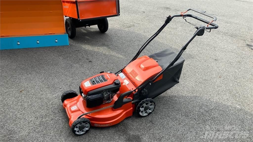 Husqvarna LC 353VE Mauriņa traktors