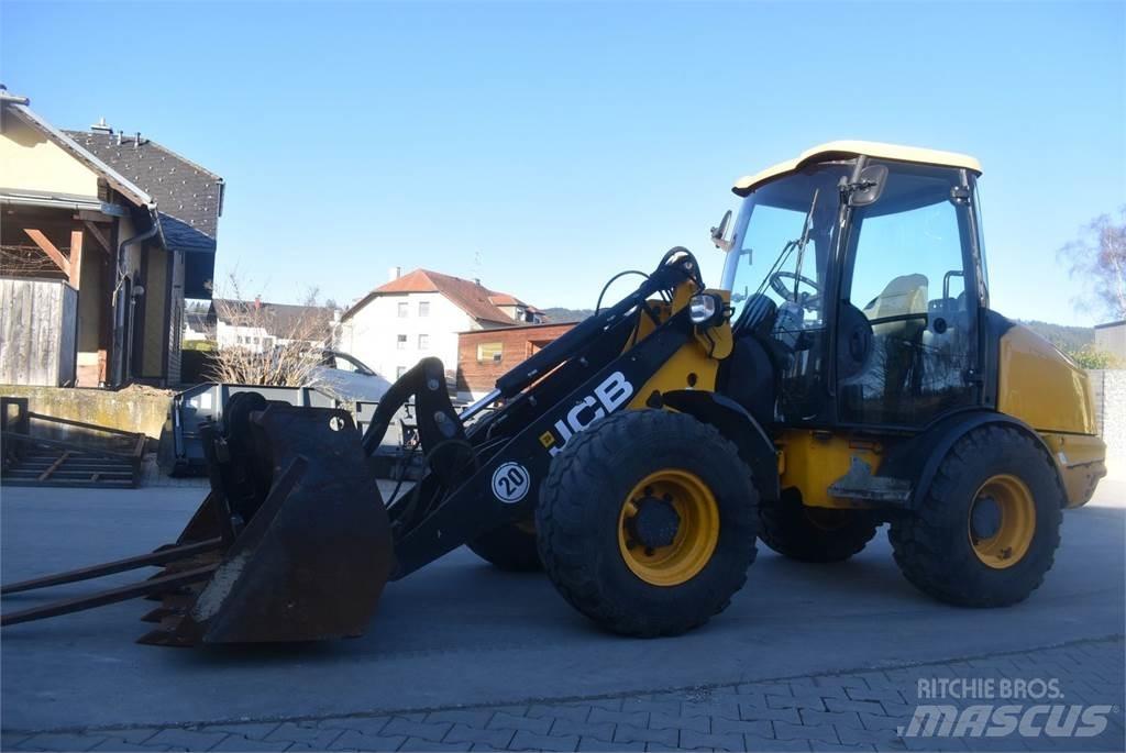 JCB 406 Iekrāvēji uz riteņiem