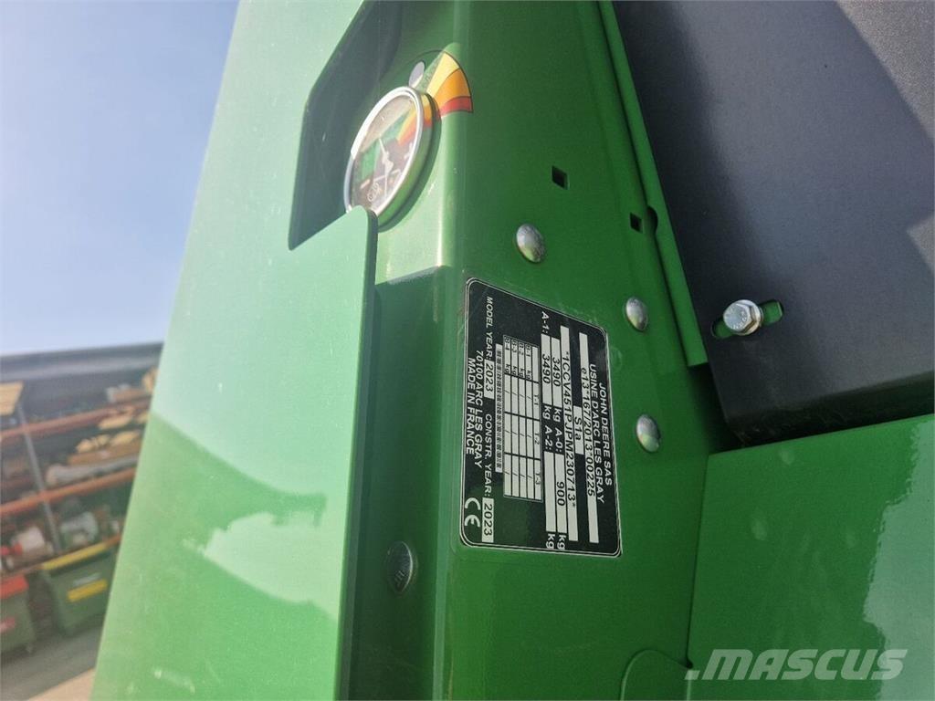 John Deere V451M Rituļu preses