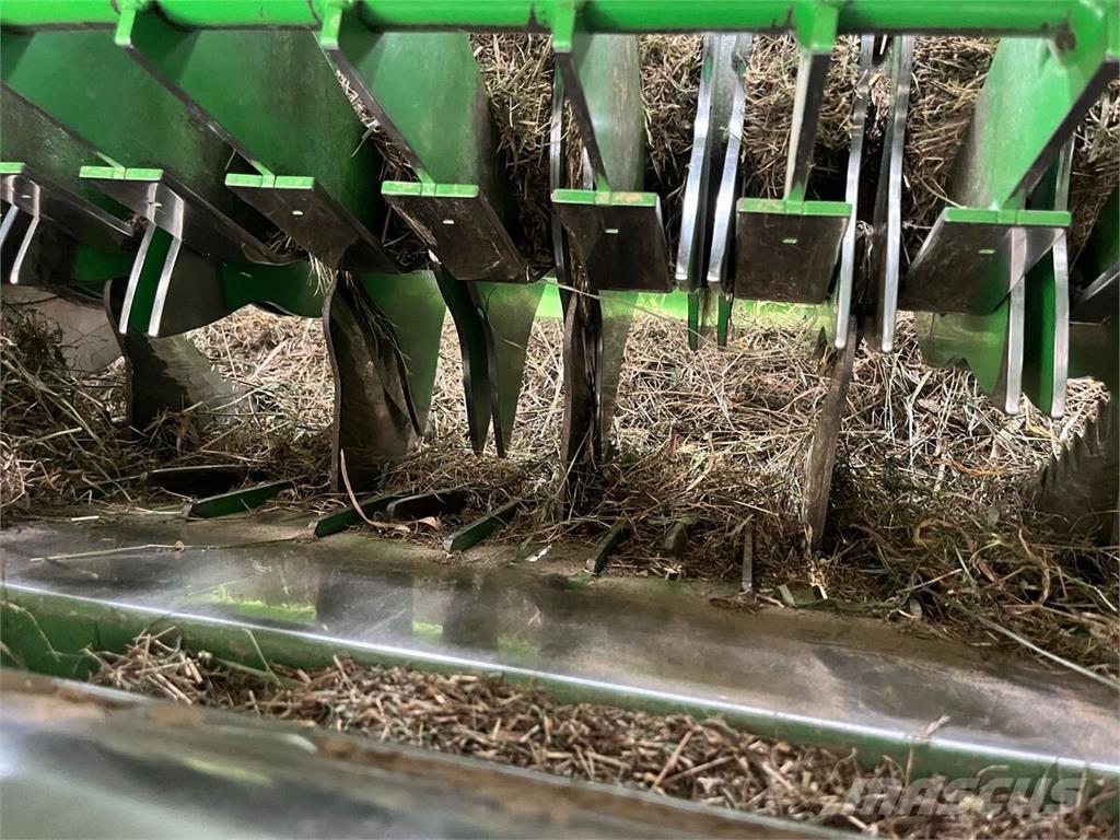 John Deere V451R Rituļu preses